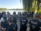 Polizeikräfte verschaffen sich einen Überblick über die Lage – bislang verläuft die Feier trotz Alkoholkonsums friedlich