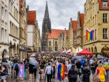 Regenbogenfarben und volle Straßen vor der Lambertikirche.