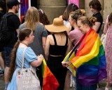 Im Gespräch unter Regenbogenflaggen – persönliche Begegnungen prägten den CSD.